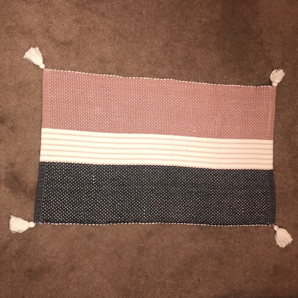 Cute rug mat mauve white and black fringe corners